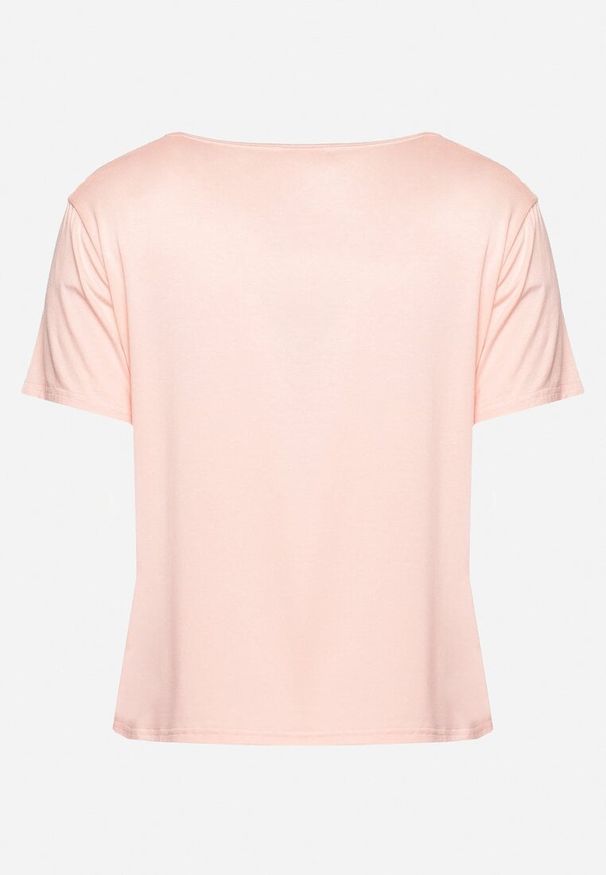 Born2be - Jasnoróżowa Bluzka z Krótkim Rękawem z Koronką Przy Dekolcie i Ozdobnymi Cyrkoniami Rissamara. Okazja: na co dzień. Kolekcja: plus size. Kolor: różowy. Materiał: koronka. Długość rękawa: krótki rękaw. Długość: krótkie. Wzór: koronka. Styl: elegancki, casual