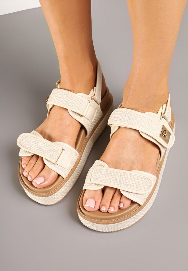 Born2be - Beżowe Sandały na Grubej Podeszwie Zdobione Plecionką Zapinane na Rzep Elanilith. Okazja: na co dzień. Zapięcie: rzepy. Kolor: beżowy. Wzór: aplikacja. Obcas: na platformie. Styl: casual, klasyczny