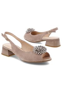 Sandały damskie S.Barski, ze skóry naturalnej z efektowną biżuteryjną ozdobą i stabilnym obcasem, beżowe, CR61-3030. Okazja: na co dzień. Zapięcie: pasek. Kolor: beżowy. Szerokość cholewki: normalna. Wzór: aplikacja. Materiał: skóra. Sezon: lato. Obcas: na obcasie. Styl: casual, elegancki, klasyczny. Wysokość obcasa: niski #4