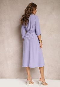 Renee - Jasnofioletowa Sukienka Canopis. Typ kołnierza: dekolt kopertowy. Kolor: fioletowy. Materiał: tkanina, materiał. Typ sukienki: kopertowe. Styl: elegancki. Długość: midi #4