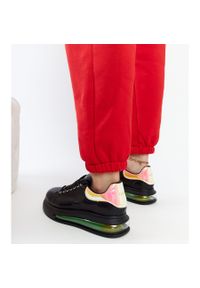Czarne sneakersy na platformie GOE NN2N4030. Nosek buta: okrągły. Kolor: czarny. Materiał: guma. Sezon: lato. Obcas: na platformie #3