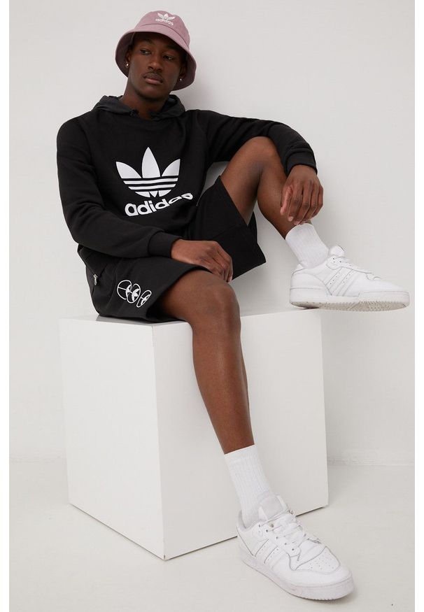 adidas Originals szorty bawełniane męskie kolor czarny. Okazja: na co dzień. Kolor: czarny. Materiał: bawełna. Wzór: nadruk. Styl: casual