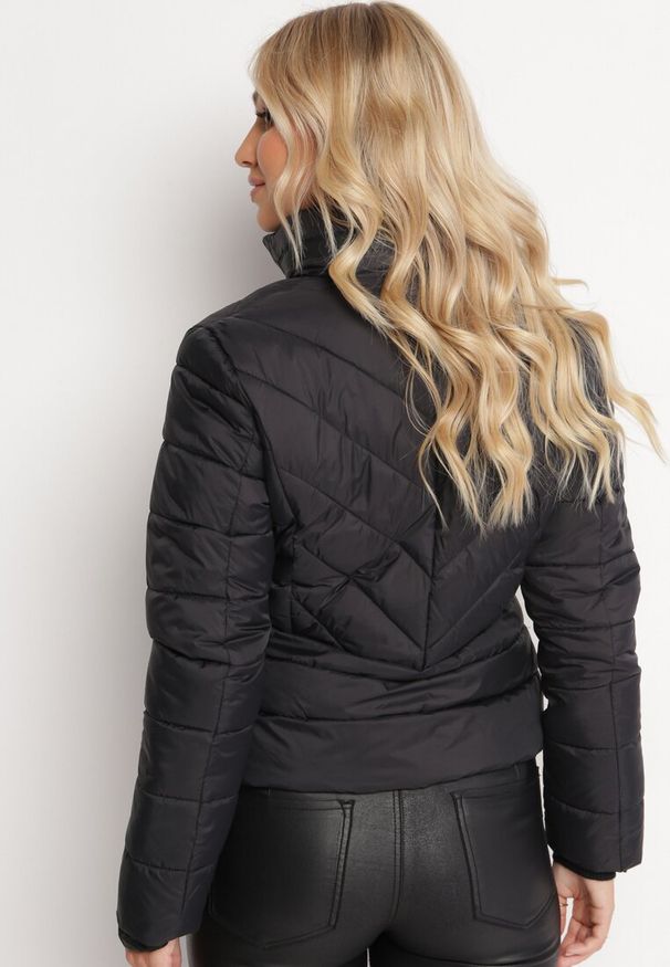 Born2be - Czarna Kurtka Pikowana z Kieszeniami na Suwaki w Kołnierzu Schowany Kaptur Tumidda. Kolor: czarny