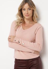 Born2be - Jasnoróżowy Sweter z Dekoltem V i Ozdobnymi Guzikami na Rękawach Atterisa. Okazja: na co dzień. Typ kołnierza: dekolt w kształcie V. Kolor: różowy. Materiał: jeans. Długość rękawa: długi rękaw. Długość: długie. Wzór: aplikacja. Styl: casual