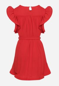 Born2be - Czerwona Plisowana Sukienka z Materiałowym Paskiem w Talii i Ozdobnymi Falbankami Christi. Typ kołnierza: kołnierz z falbankami. Kolor: czerwony. Materiał: materiał. Typ sukienki: rozkloszowane #6