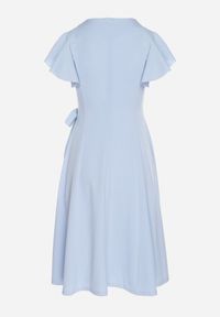 Born2be - Jasnoniebieska Rozkloszowana Sukienka Kopertowa z Wiązaniem w Talii Dannila. Kolor: niebieski. Wzór: aplikacja. Typ sukienki: kopertowe #5