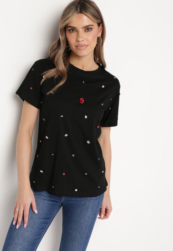 Born2be - Czarny T-shirt Ozdobiony Kolorowymi Cyrkoniami Wiadea. Okazja: na co dzień. Kolor: czarny. Wzór: aplikacja, kolorowy. Styl: casual, klasyczny