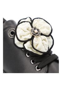 Czarne Sneakersy Karino Modne Obuwie Damskie. Okazja: na co dzień. Kolor: czarny. Materiał: skóra, jeans. Wzór: kwiaty. Obcas: na platformie. Styl: casual, elegancki #7