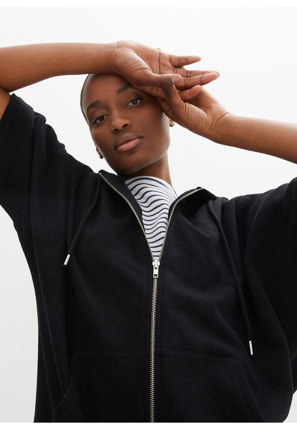 bonprix - Bluza peleryna rozpinana ze zrównoważonej bawełny. Typ kołnierza: kaptur. Kolor: czarny. Materiał: bawełna