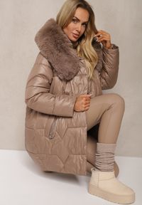 Renee - Ciemnobeżowa Pudełkowa Kurtka Pikowana Ozdobiona Odpinanym Futerkiem i Suwakiem Hedizelle. Okazja: na spacer, na co dzień. Kolor: beżowy. Materiał: futro. Wzór: aplikacja. Sezon: zima. Styl: elegancki, casual, wizytowy #5