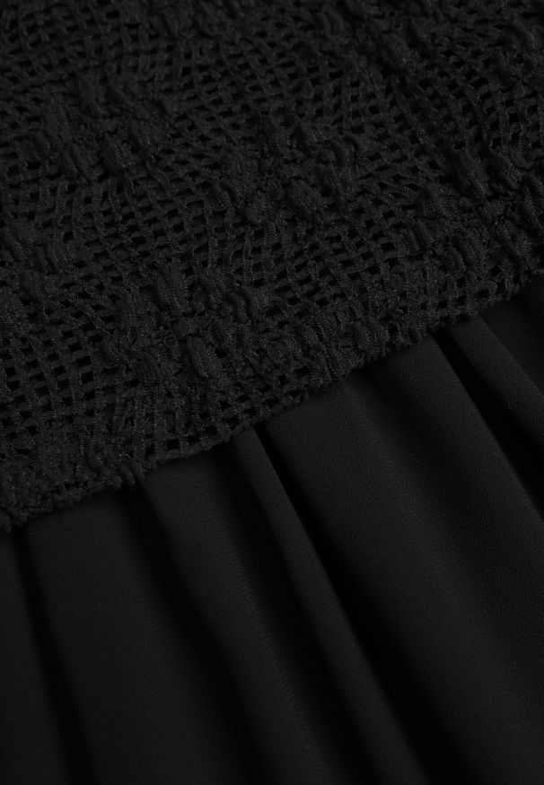 Born2be - Czarna Sukienka Ażurowa z Usztywnioną Linią Ramion i Przezroczystym Dołem Semiriel. Kolor: czarny. Materiał: zamsz. Wzór: ażurowy. Styl: klasyczny, elegancki