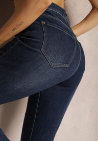 Renee - Granatowe Jeansy Skinny z Drobnymi Przetarciami Eilide. Kolor: niebieski