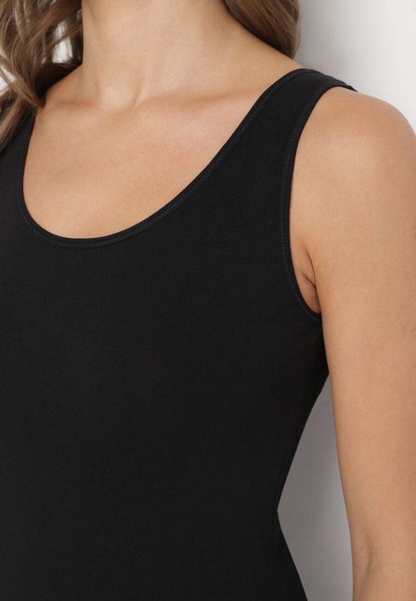 Born2be - Czarny Bawełniany Top o Dopasowanym Kroju Bez Rękawów Ravialda. Okazja: na co dzień. Kolor: czarny. Materiał: bawełna. Długość rękawa: bez rękawów. Wzór: gładki. Styl: klasyczny, casual, elegancki
