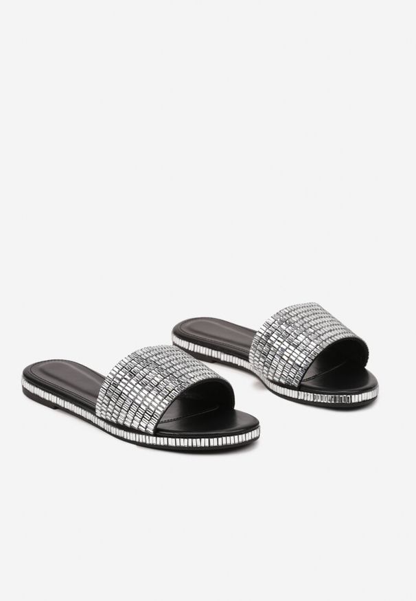 Renee - Czarne Metaliczne Klapki w Klasycznym Stylu Deovinn. Nosek buta: otwarty. Kolor: czarny. Materiał: jeans. Obcas: na obcasie. Styl: klasyczny. Wysokość obcasa: niski