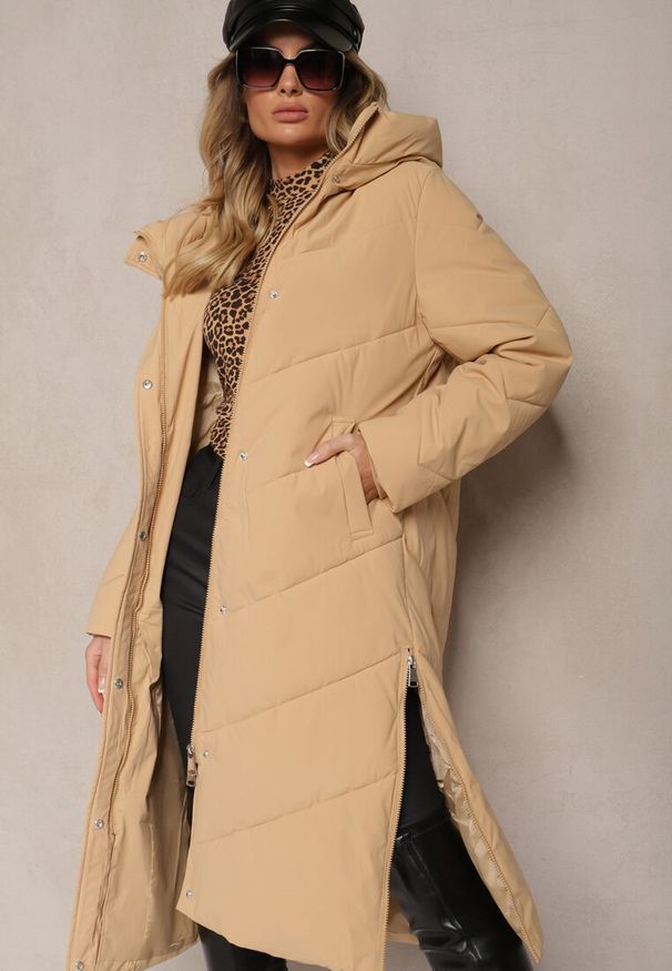 Renee - Ciemnobeżowa Długa Kurtka Pikowana z Nieodpinanym Kapturem Nerindale. Okazja: na spacer, na co dzień. Kolor: beżowy. Materiał: wełna, jeans. Długość: długie. Sezon: zima. Styl: klasyczny, casual, elegancki