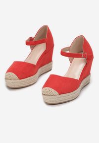 Renee - Czerwone Sandały Ampatea. Nosek buta: okrągły. Zapięcie: pasek. Kolor: czerwony. Wzór: aplikacja. Obcas: na koturnie. Styl: elegancki #5