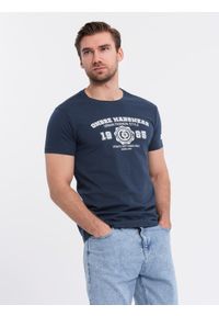 Ombre Clothing - Bawełniany t-shirt męski z nadrukiem w stylu college – granatowy V3 OM-TSPT-0137 - XXL. Okazja: na uczelnię. Kolor: niebieski. Materiał: bawełna. Wzór: nadruk #6
