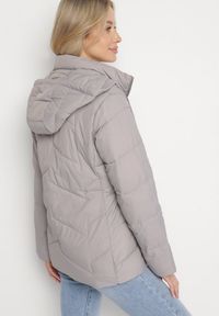 Born2be - Jasnoszara Kurtka z Pikowanymi Przeszyciami i Odpinanym Kapturem Felanwen. Okazja: na co dzień. Kolor: szary. Materiał: jeans. Styl: casual, elegancki, sportowy #6