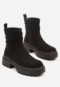 Born2be - Czarne Marszczone Botki z Imitacji Zamszu na Grubej Podeszwie Catrie. Okazja: na spotkanie biznesowe, do pracy, na co dzień. Kolor: czarny. Materiał: zamsz. Styl: klasyczny, biznesowy, casual, elegancki #3