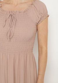 Born2be - Beżowa Wiskozowa Sukienka Hiszpanka z Marszczoną Górą Jenanira. Okazja: na co dzień. Typ kołnierza: dekolt hiszpanka. Kolor: beżowy. Materiał: wiskoza. Styl: casual, klasyczny #7