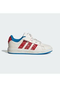 Adidas - Pantofelki dla dzieci adidas Marvel Spider-Man Grand. Zapięcie: pasek. Kolor: czerwony, niebieski, wielokolorowy, biały. Wzór: motyw z bajki. Sport: turystyka piesza