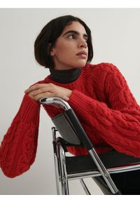 Reserved - Sweter w warkoczowy splot - czerwony. Kolor: czerwony. Materiał: dzianina, wełna. Wzór: ze splotem