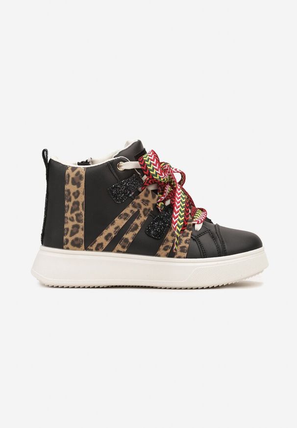 Renee - Czarne Streetwearowe Sneakersy na Grubej Podeszwie Ozdobione Kontrastowymi Wstawkami Kaittane. Nosek buta: okrągły. Zapięcie: zamek. Kolor: czarny. Materiał: materiał. Wzór: aplikacja. Obcas: na obcasie. Wysokość obcasa: niski