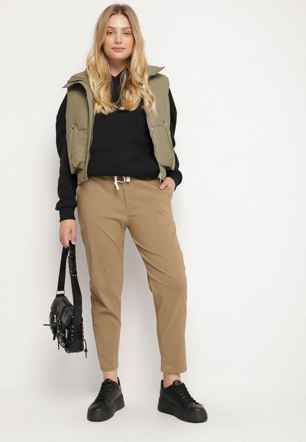 Born2be - Ciemnobeżowe Spodnie z Bawełny z Powiniętymi Nogawkami i Sznurkiem Savarile. Okazja: na co dzień. Kolor: beżowy. Materiał: bawełna. Styl: casual