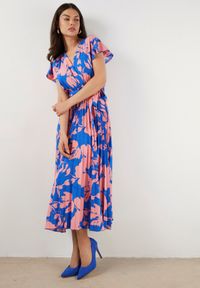 Born2be - Niebiesko-Różowa Plisowana Koktajlowa Sukienka z Kopertowym Dekoltem Paskiem i Gumką w Talii Anelsea. Okazja: na spacer, na imprezę. Typ kołnierza: dekolt kopertowy. Kolor: niebieski. Długość rękawa: krótki rękaw. Wzór: aplikacja. Typ sukienki: kopertowe. Styl: wizytowy #1