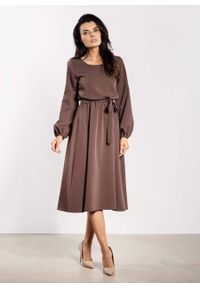 Infinite You - Elegancka sukienka rozkloszowana z długim rękawem brązowa. Kolor: czarny, brązowy. Długość rękawa: długi rękaw. Styl: elegancki