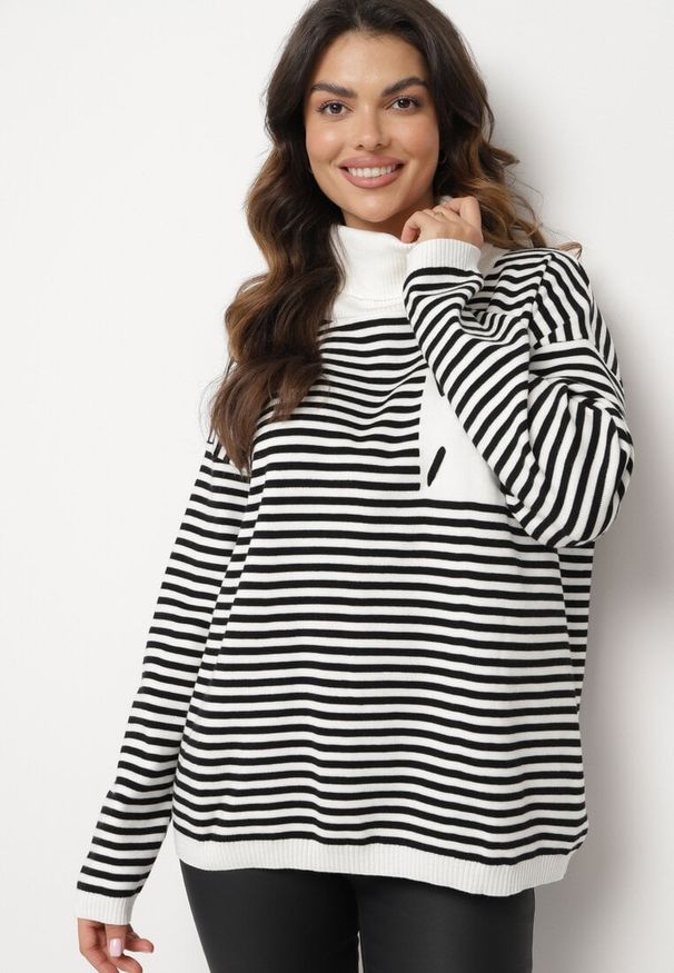 Born2be - Biały Prążkowany Golf z Bawełną w Paski i Naszywką Lerialina. Okazja: na co dzień, do pracy. Typ kołnierza: golf. Kolor: biały. Materiał: prążkowany, bawełna. Wzór: aplikacja, paski. Styl: casual, elegancki