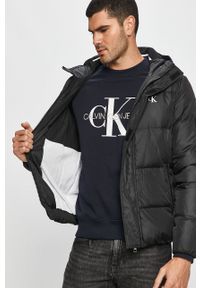 Calvin Klein Jeans - Kurtka puchowa. Typ kołnierza: kaptur. Kolor: czarny. Materiał: puch. Wzór: gładki #6
