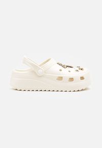 Born2be - Beżowe Klapki Piankowe w Stylu Chodaków z Przypinkami Sanilia. Okazja: na co dzień. Kolor: beżowy. Materiał: jeans. Wzór: kolorowy, aplikacja. Styl: casual #6
