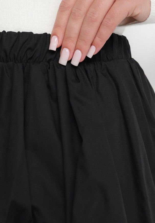 Born2be - Czarna Spódnica Bombka z Gumką w Talii Alivmira. Okazja: na co dzień. Kolor: czarny. Wzór: gładki. Sezon: wiosna. Styl: casual