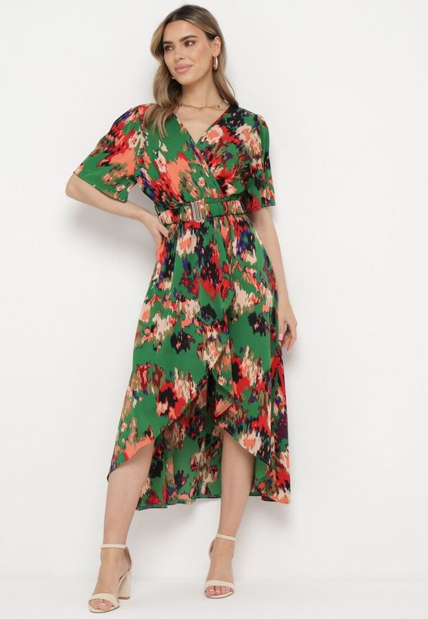 Born2be - Zielono-Czerwona Sukienka z Kopertowym Dekoltem i Asymetrycznym Dołem z Gumką w Talii Coralen. Okazja: na co dzień. Kolor: zielony. Typ sukienki: asymetryczne, kopertowe. Styl: casual, elegancki