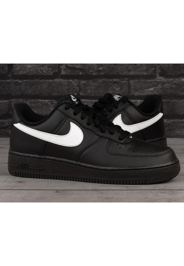Buty męskie sportowe sneakersy Nike AIR FORCE 1. Kolor: biały, wielokolorowy, czarny. Model: Nike Air Force