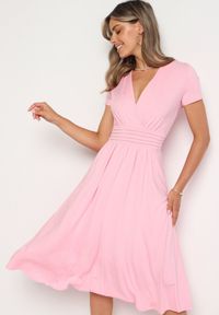 Born2be - Różowa Taliowana Sukienka z Dekoltem na Zakładkę Quimadea. Okazja: na spotkanie biznesowe. Kolor: różowy. Materiał: materiał. Wzór: aplikacja. Styl: elegancki, biznesowy #2