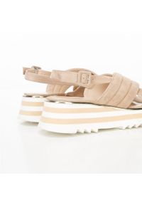 Wittchen - Damskie sandały zamszowe na platformie w paski beżowo-białe. Okazja: na spacer. Nosek buta: okrągły. Zapięcie: pasek. Kolor: biały, wielokolorowy, beżowy. Materiał: zamsz, skóra. Wzór: paski. Sezon: lato. Obcas: na platformie #8