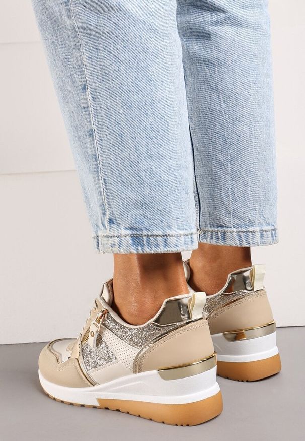 Born2be - Beżowo-Złote Sneakersy na Koturnie z Suwakiem i Ozdobnymi Naszywkami Jelenia. Nosek buta: okrągły. Zapięcie: sznurówki. Kolor: beżowy. Materiał: materiał. Wzór: aplikacja. Obcas: na koturnie. Wysokość obcasa: średni