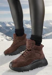Born2be - Brązowe Sneakersy Śniegowce Vices na Grubej Podeszwie Ozdobione Futerkiem i Napisem Nelinena. Okazja: na co dzień. Kolor: brązowy. Materiał: futro. Wzór: napisy, aplikacja. Sport: golf #1