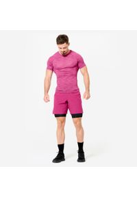 DOMYOS - Spodenki fitness cardio męskie Domyos 2 w 1. Kolor: czarny, fioletowy, różowy, wielokolorowy. Materiał: materiał, elastan, poliester. Długość: krótkie. Sport: fitness