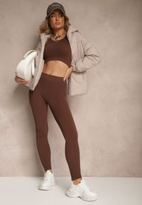 Renee - Jasnobeżowa Kurtka z Kapturem Ozdobiona Pikowaniem Lilora. Okazja: na co dzień, na spacer. Typ kołnierza: kaptur. Kolor: beżowy. Materiał: jeans. Wzór: aplikacja. Styl: elegancki, casual