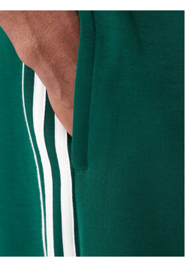 Adidas - adidas Spodnie dresowe adicolor Spacer Track KD4088 Zielony Baggy Fit. Kolor: zielony. Materiał: syntetyk, bawełna. Sport: turystyka piesza