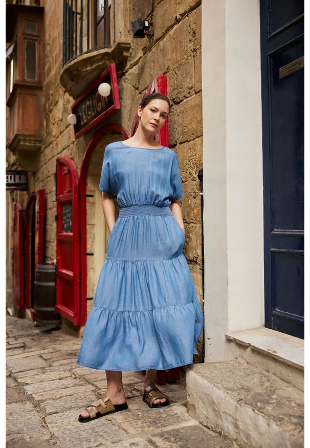 MOODO - Sukienka midi niebieska. Kolor: niebieski. Materiał: lyocell. Długość: midi