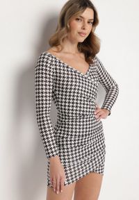 Born2be - Czarna Dopasowana Sukienka z Kopertowym Dekoltem w Pepitkę Novialina. Okazja: na co dzień. Typ kołnierza: dekolt kopertowy. Kolor: czarny. Typ sukienki: kopertowe. Styl: casual, sportowy #2