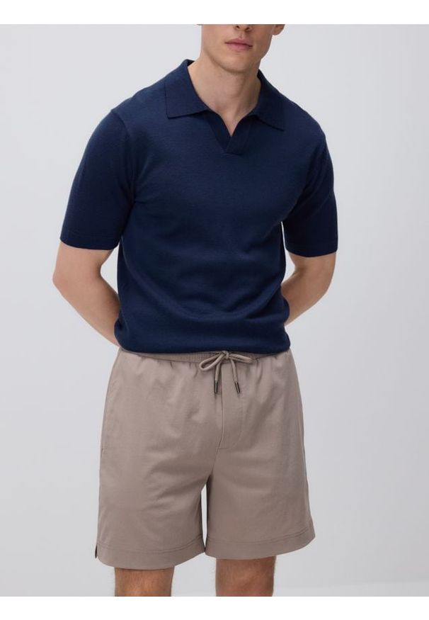 Reserved - Szorty comfort z wiązaniem - beżowy. Kolor: beżowy. Materiał: dzianina