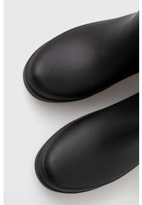 TOMMY HILFIGER - Tommy Hilfiger kalosze TOMMY RUBBERBOOT damskie kolor czarny FW0FW07665. Nosek buta: okrągły. Kolor: czarny. Materiał: guma #4