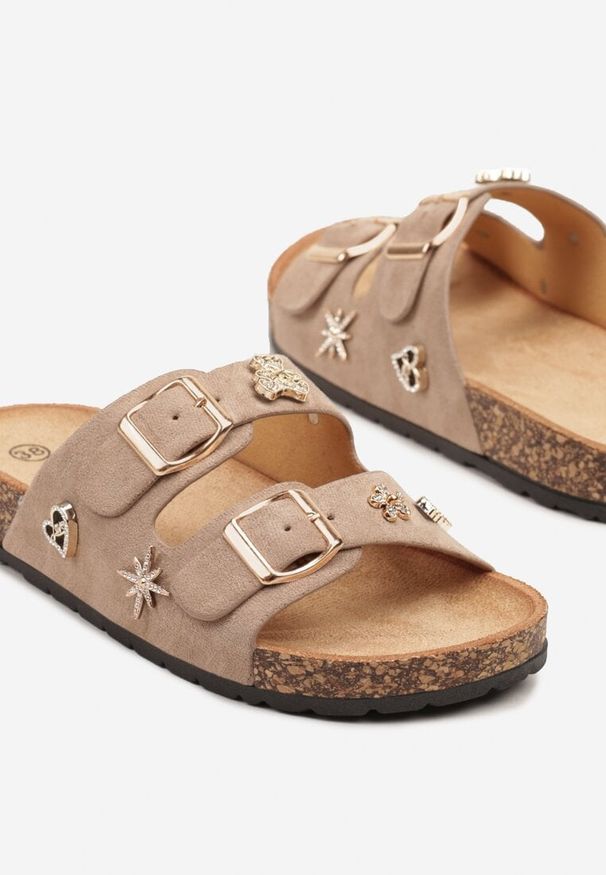 Born2be - Ciemnobeżowe Klapki z Klamrami i Metalicznymi Ozdobami Talwia. Okazja: na co dzień. Kolor: beżowy. Wzór: aplikacja. Styl: elegancki, casual