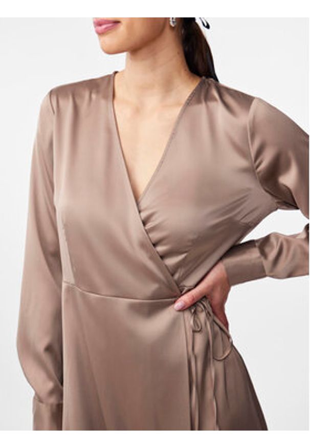 YAS Sukienka codzienna Pella 26030740 Beżowy Regular Fit. Okazja: na co dzień. Kolor: beżowy. Materiał: syntetyk. Typ sukienki: proste. Styl: casual