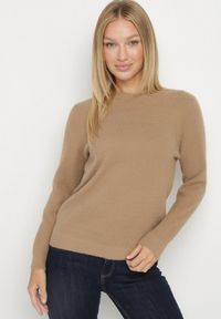 Born2be - Ciemnobeżowy Sweter z Wełną w Klasycznym Stylu Firrive. Okazja: na co dzień. Kolor: beżowy. Materiał: wełna. Styl: klasyczny #4